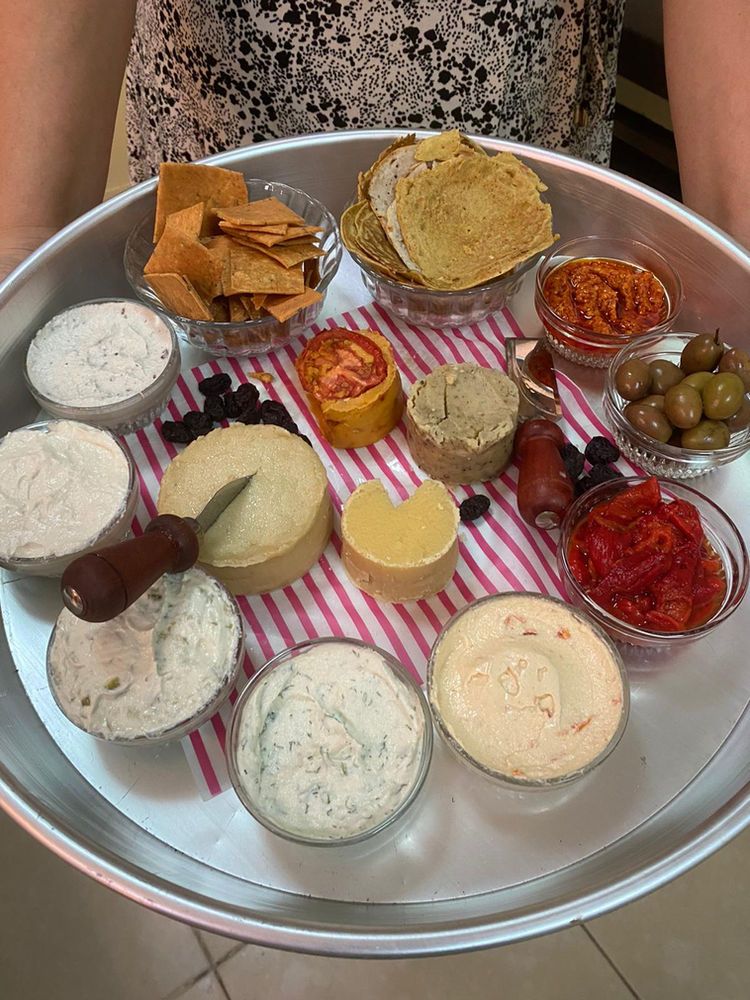 גבינות טבעוניות שהכינו בוגרי הסדנה