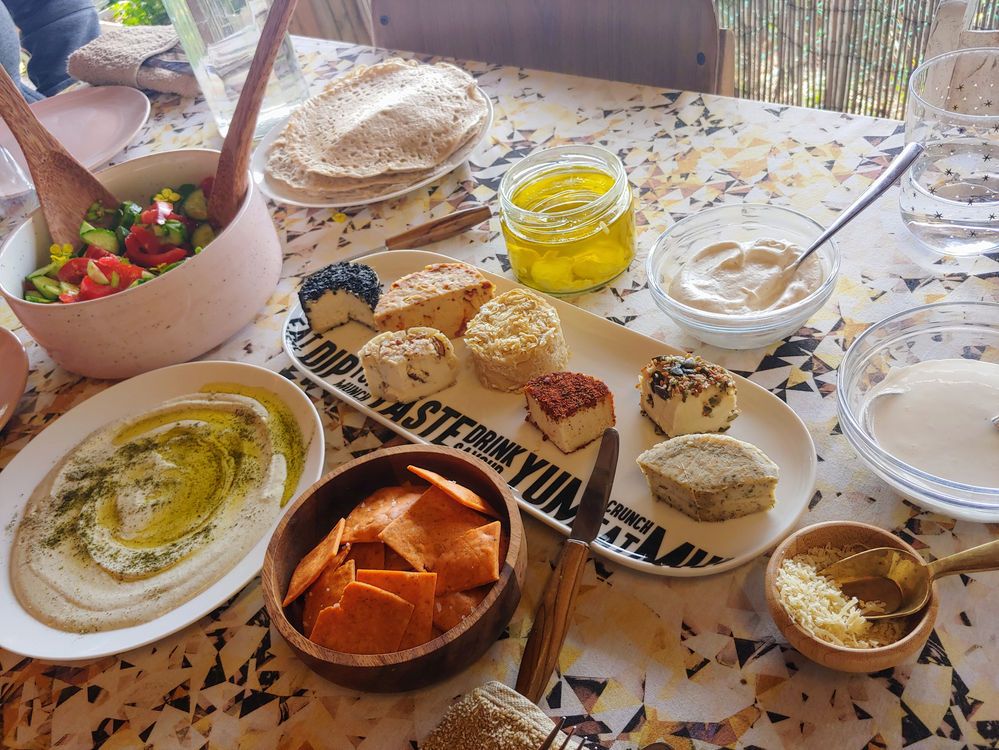 שולחן עם ממרחים וגבינות טבעוניות
